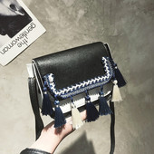 Geanta de mana mica in trei culori cu ciucuri