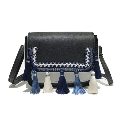 Geanta de mana mica in trei culori cu ciucuri