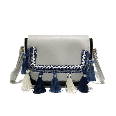 Geanta de mana mica in trei culori cu ciucuri