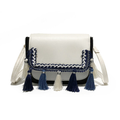 Geanta de mana mica in trei culori cu ciucuri