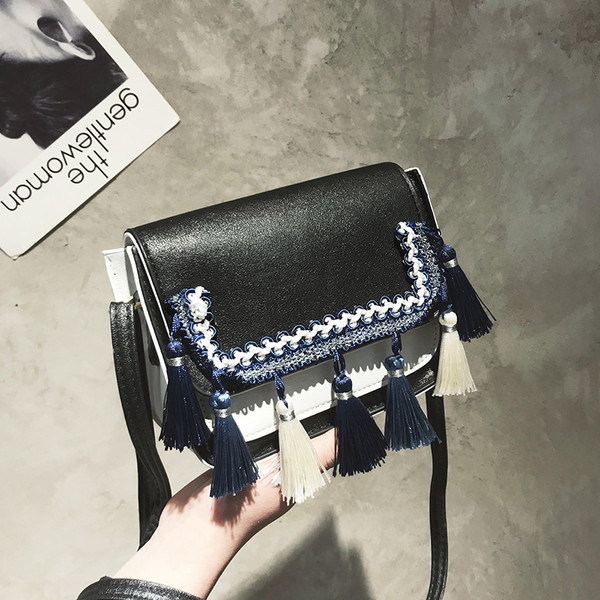 Geanta de mana mica in trei culori cu ciucuri