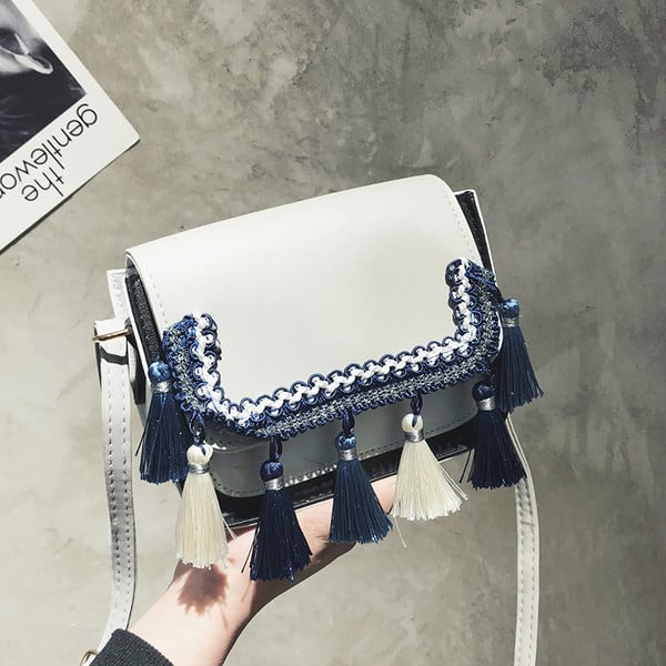 Geanta de mana mica in trei culori cu ciucuri