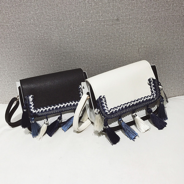 Geanta de mana mica in trei culori cu ciucuri