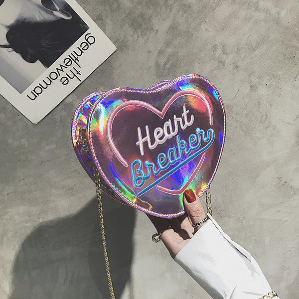 O geantă mică în formă de inimă, cu mâner lung, în diferite culori