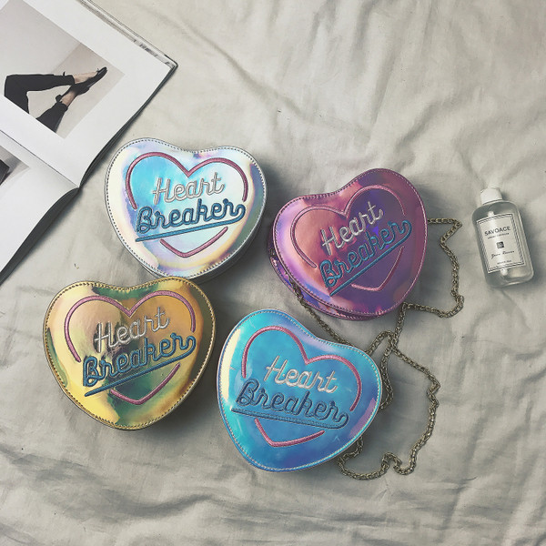 O geantă mică în formă de inimă, cu mâner lung, în diferite culori