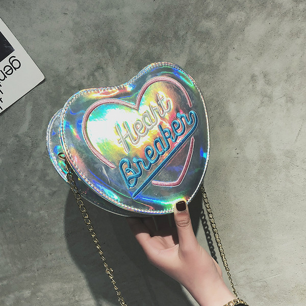 O geantă mică în formă de inimă, cu mâner lung, în diferite culori