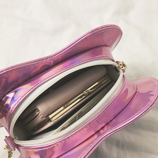 O geantă mică în formă de inimă, cu mâner lung, în diferite culori