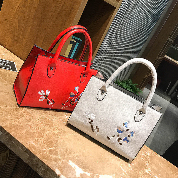 Γυναικεία τσάντα  με κεντήματα σε διάφορα χρώματα