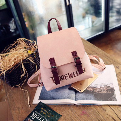 Un rucsac mic de damă cu o inscripție în patru culori