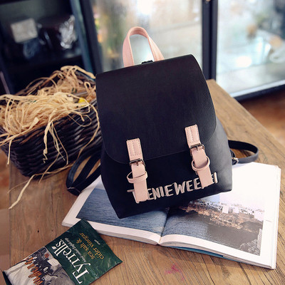 Un rucsac mic de damă cu o inscripție în patru culori