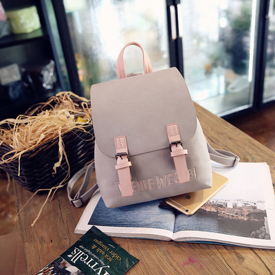 Un rucsac mic de damă cu o inscripție în patru culori