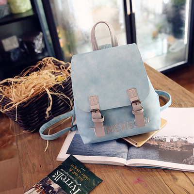 Un rucsac mic de damă cu o inscripție în patru culori