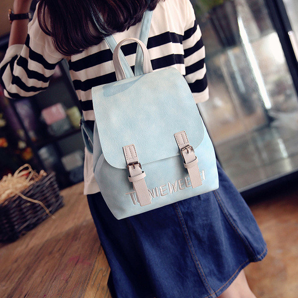 Un rucsac mic de damă cu o inscripție în patru culori