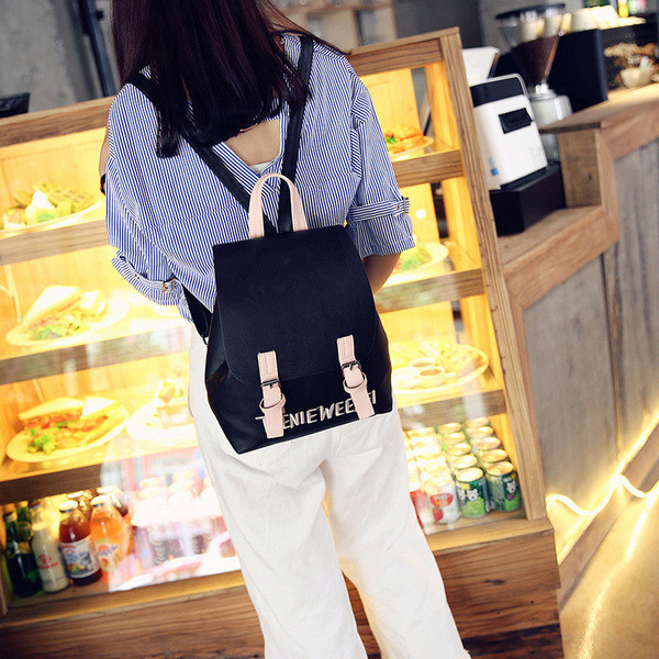 Un rucsac mic de damă cu o inscripție în patru culori