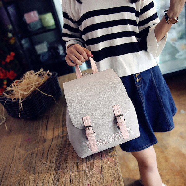 Un rucsac mic de damă cu o inscripție în patru culori