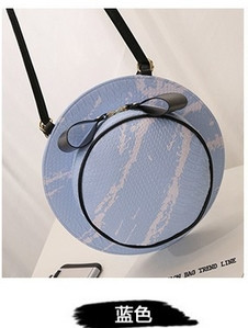 O geantă de damă interesantă cu mâner lung în diferite culori