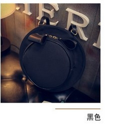 O geantă de damă interesantă cu mâner lung în diferite culori