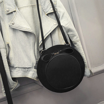 O geantă de damă interesantă cu mâner lung în diferite culori