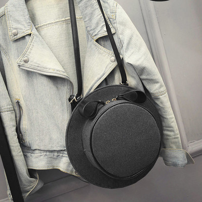 O geantă de damă interesantă cu mâner lung în diferite culori