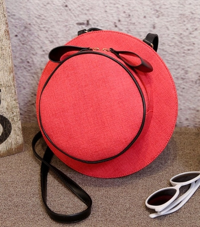 O geantă de damă interesantă cu mâner lung în diferite culori