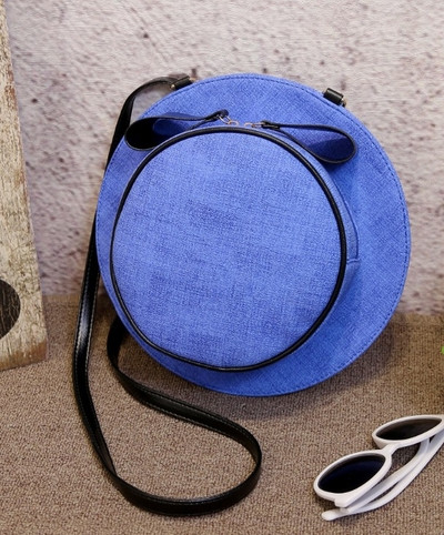 O geantă de damă interesantă cu mâner lung în diferite culori