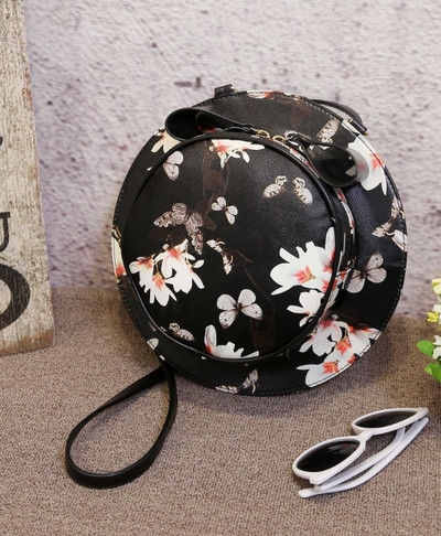 O geantă de damă interesantă cu mâner lung în diferite culori