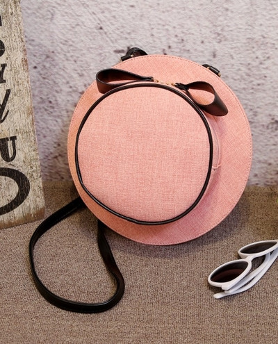 O geantă de damă interesantă cu mâner lung în diferite culori