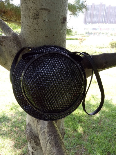 O geantă de damă interesantă cu mâner lung în diferite culori