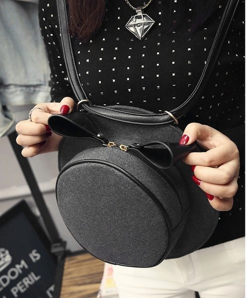 O geantă de damă interesantă cu mâner lung în diferite culori