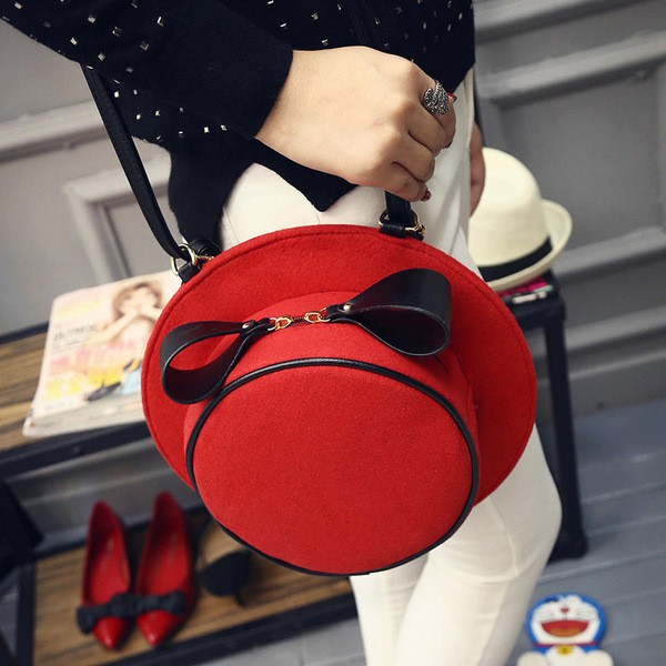 O geantă de damă interesantă cu mâner lung în diferite culori