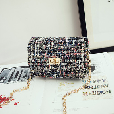 Μικρή τσάντα σε διάφορα χρώματα με μεγάλη λαβή