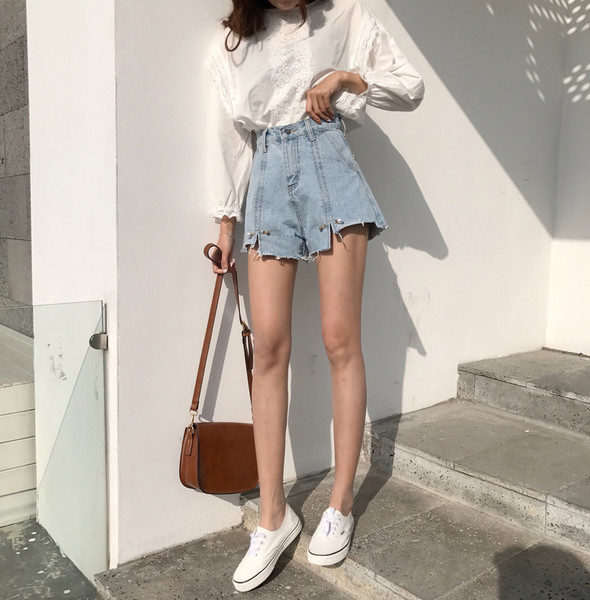 Къси дамски дънки с висока талия и метална декорация в два цвята