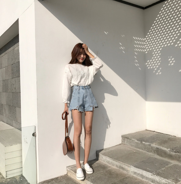 Къси дамски дънки с висока талия и метална декорация в два цвята