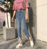 Μοντέρνα γυναικεία τζην σε ελεύθερο στυλ με ψηλή μέση