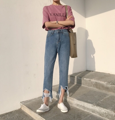 Μοντέρνα γυναικεία τζην σε ελεύθερο στυλ με ψηλή μέση