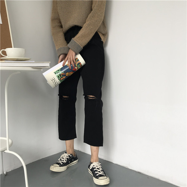 Μακριά γυναικεία τζιν με σχισμένο μοτίβο σε λευκό και μαύρο χρώμα