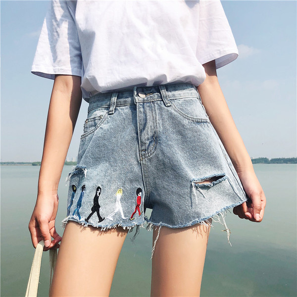 Blugi scurti de dama cu broderie si motiv rupt