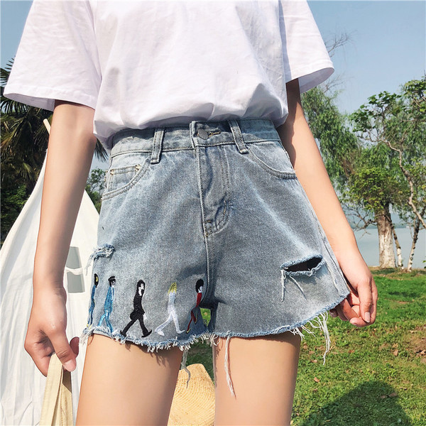 Blugi scurti de dama cu broderie si motiv rupt