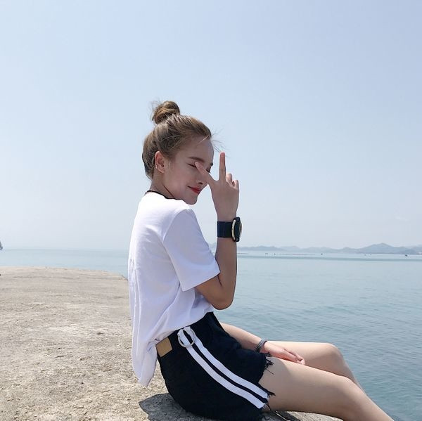 Blugi scurti moderni de dama cu bordura si decor metalic in doua culori