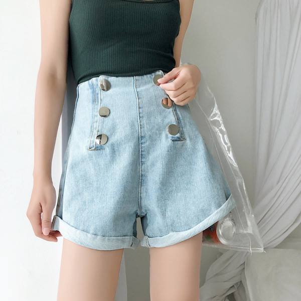 Blugi scurti de dama cu talie inalta si nasturi decorativi - model larg