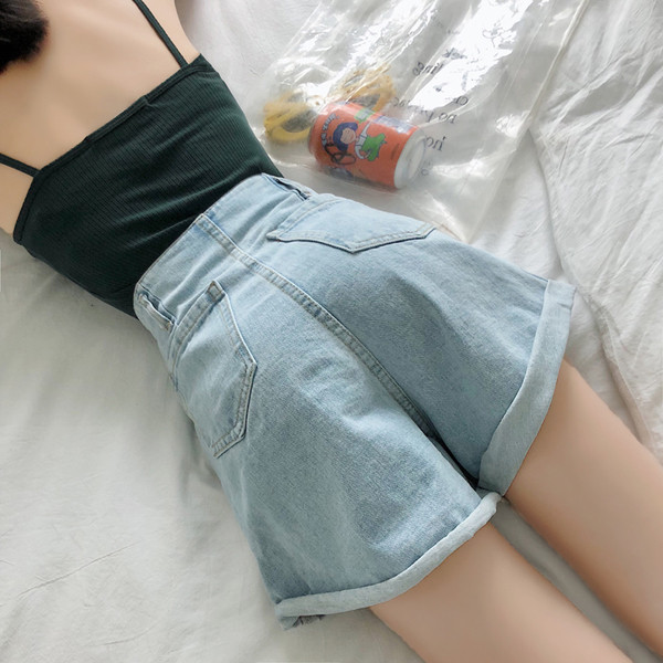 Blugi scurti de dama cu talie inalta si nasturi decorativi - model larg