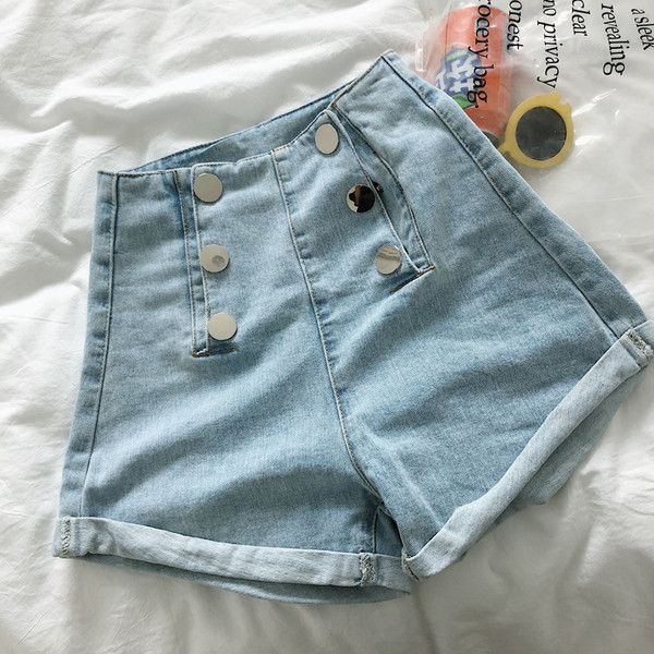 Blugi scurti de dama cu talie inalta si nasturi decorativi - model larg