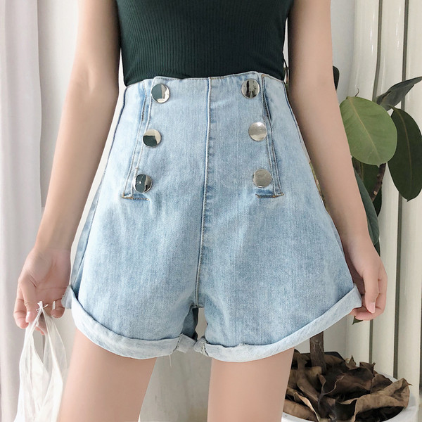 Blugi scurti de dama cu talie inalta si nasturi decorativi - model larg