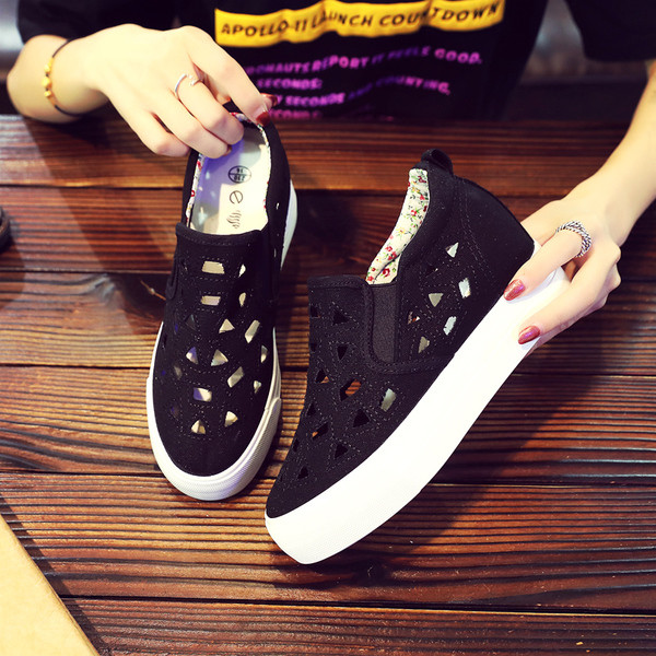 Pantofi de dama cu ornamente decupate in doua culori