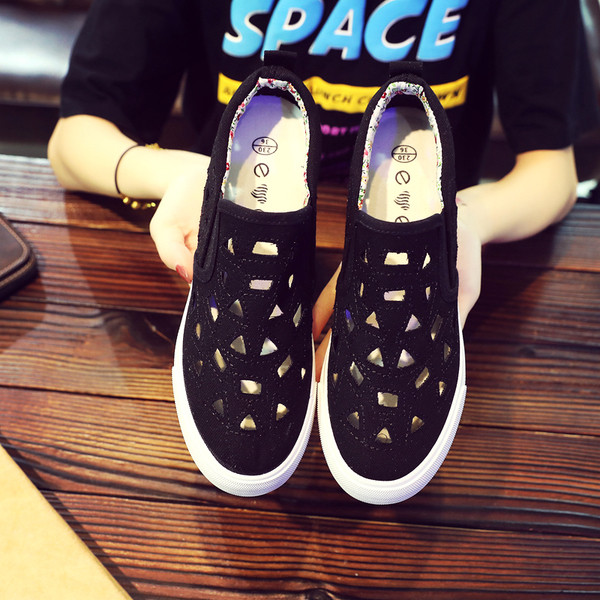 Pantofi de dama cu ornamente decupate in doua culori