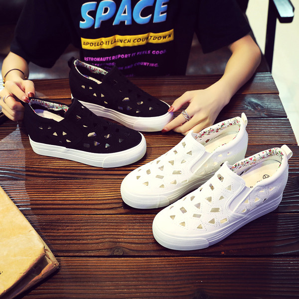 Pantofi de dama cu ornamente decupate in doua culori