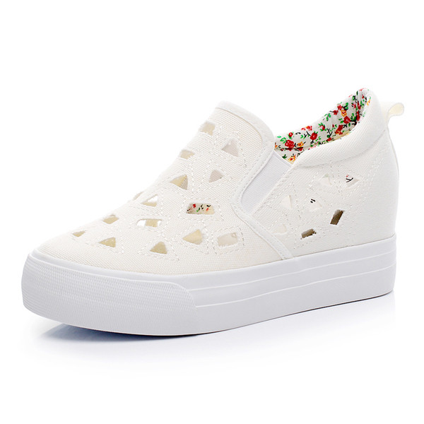 Pantofi de dama cu ornamente decupate in doua culori