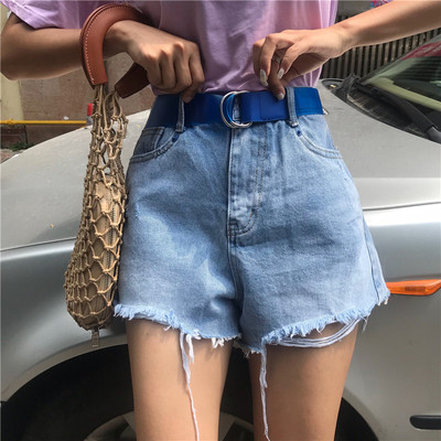 Σύντομα γυναικεία τζην με πολύχρωμη διακόσμηση