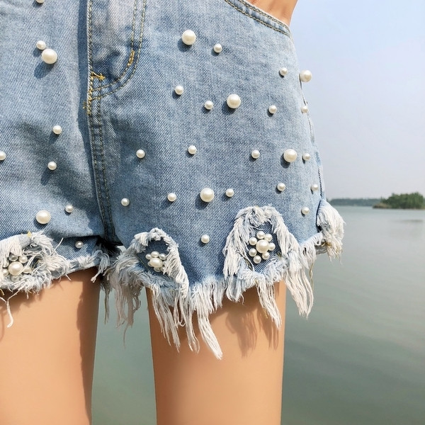 Blugi scurti de dama cu talie inalta si perle