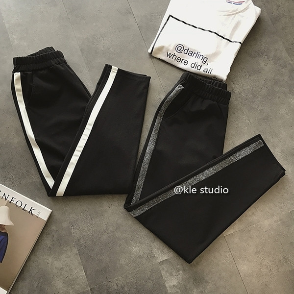 Γυναικείο μαύρο παντελόνι με λευκά και ασημένια μπορντούρα